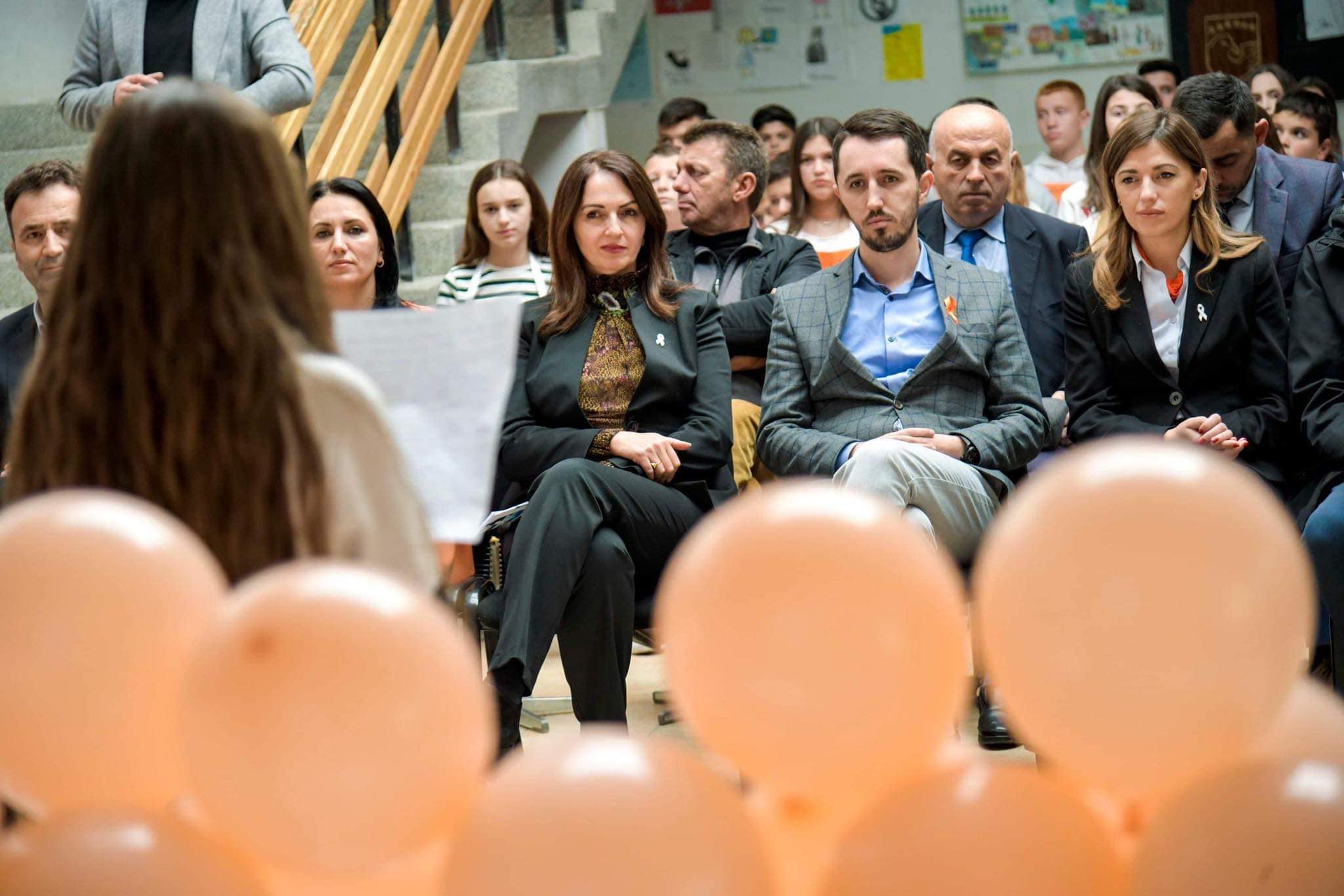 MINISTARKE NAGAVCI I HADŽIU RAZGOVARALE SU SA UČENICIMA O PODIZANJU SVESTI PROTIV NASILJA U PORODICI