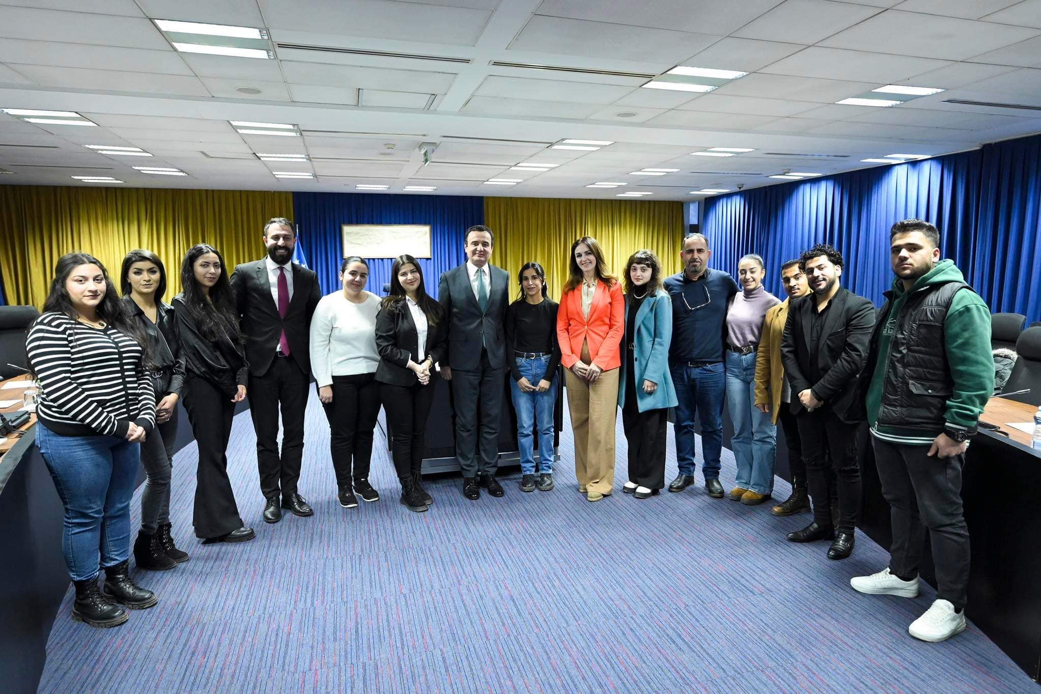PREMIJER KURTI I MINISTARI NAGAVCI I KRASNIĆI SASTALI SE SA STUDENTIMA KOJI SU DOBILI STIPENDIJE ZA ZAJEDNICE