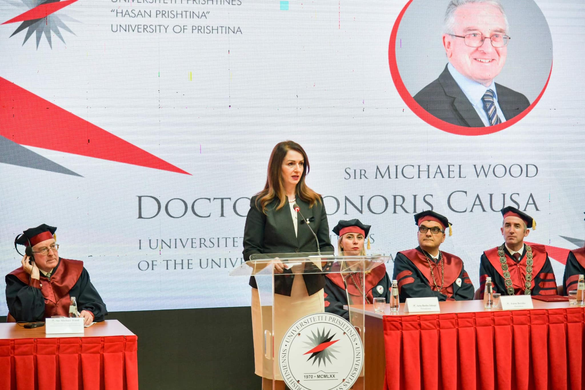 UNIVERZITET U PRIŠTINI POČASTVOVAO JE SIR MICHAEL WOOD ZVANJEM „DOKTOR HONORIS CAUSA“