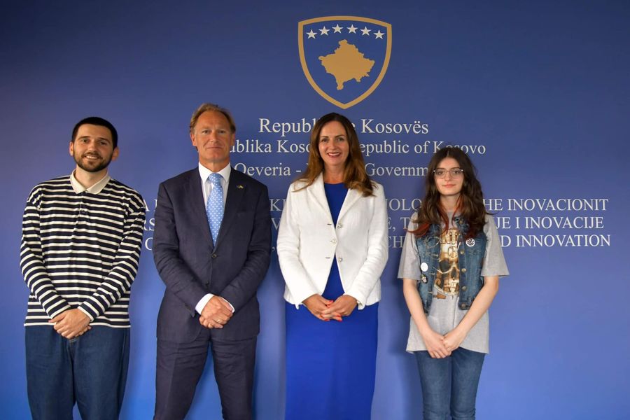 MINISTARKA NAGAVCI JE PRIMILA AMBASADORA ŠVEDSKE NA KOSOVU JONAS WESTERLUNDA I POBEDNIKE TAKMIČENJA SUPERHEROJA