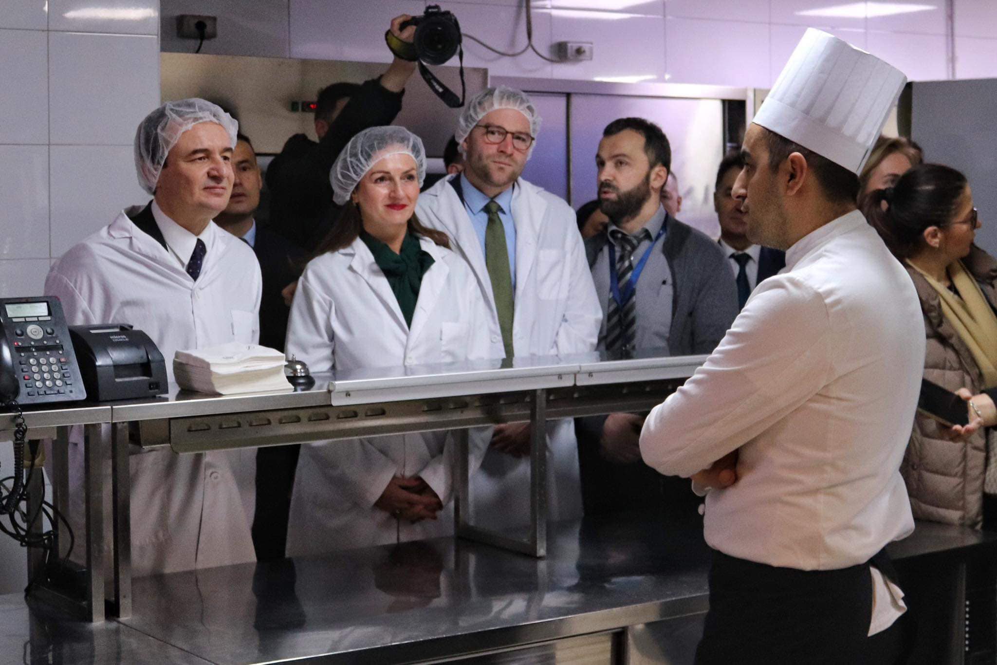 PREMIJER KURTI I MINISTARKA NAGAVCI POSETILI SU DVE KOMPANIJE KOJE PODRŽAVAJU IMPLEMENTACIJU DUALNOG UČENJA