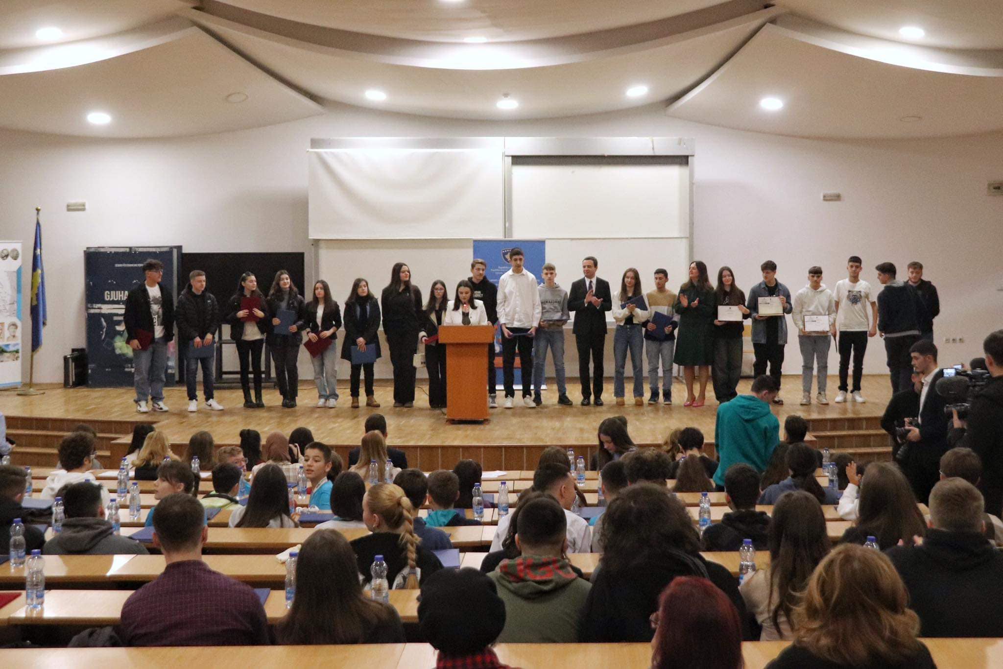 PREMIJER KURTI I MINISTARKA NAGAVCI PODELILI SU PRIZNANJA I NAGRADE POBEDNICIMA LOKALNIH I MEĐUNARODNIH TAKMIČENJA