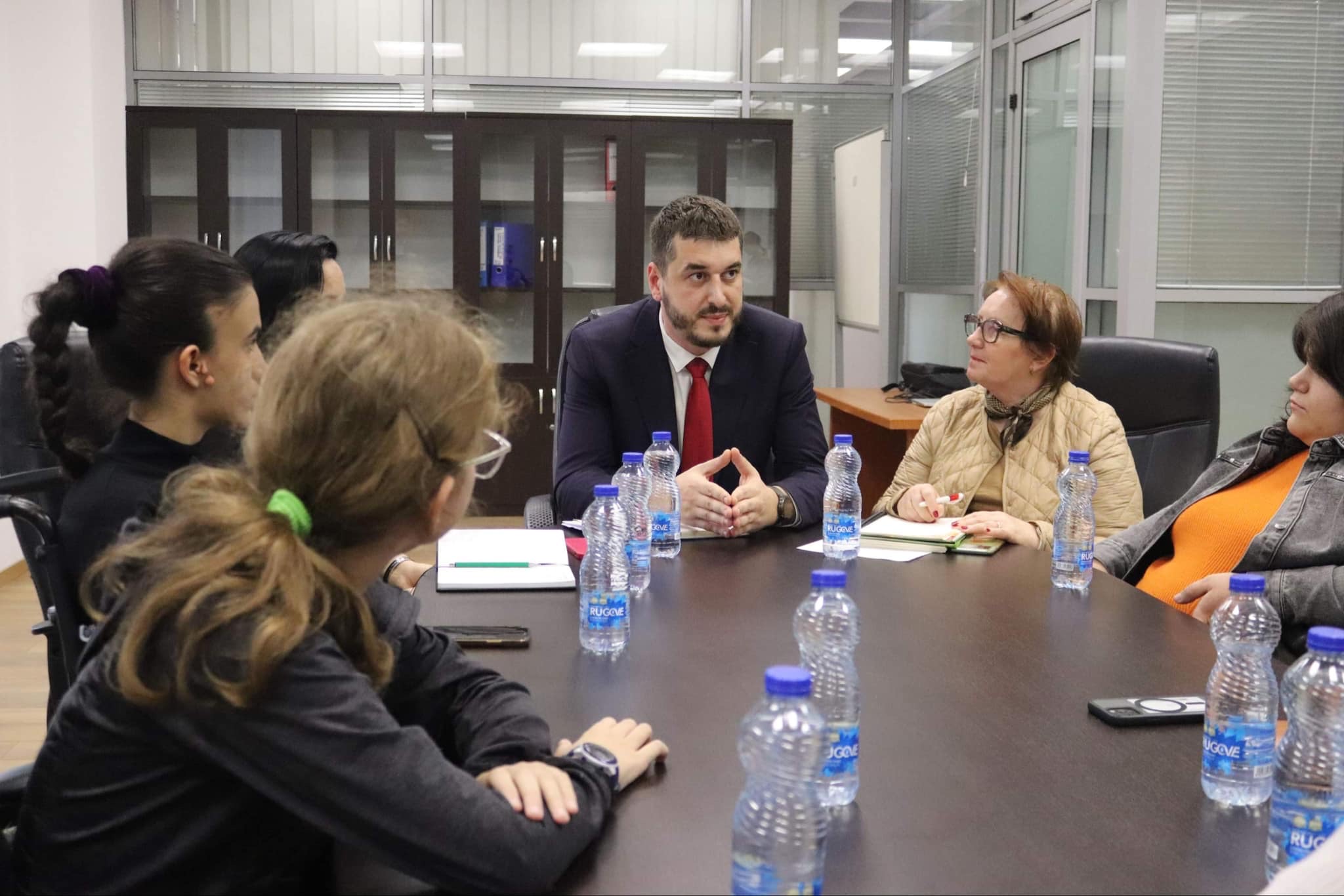 Zamenik ministra Keljmendi ugostio je predstavnike HANDIKOS-a i Grupe Hëna / Save the Children