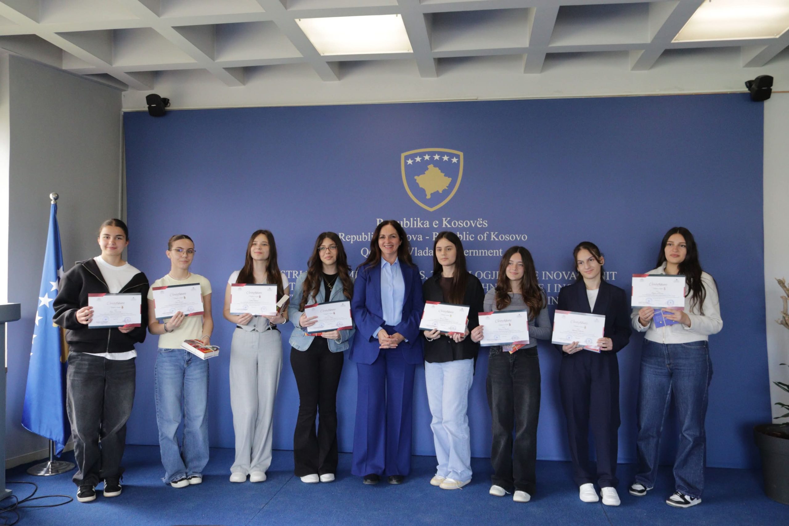 Ministrja Nagavci ndau certifikata për fituesit e Olimpiadës së Gjuhës Shqipe