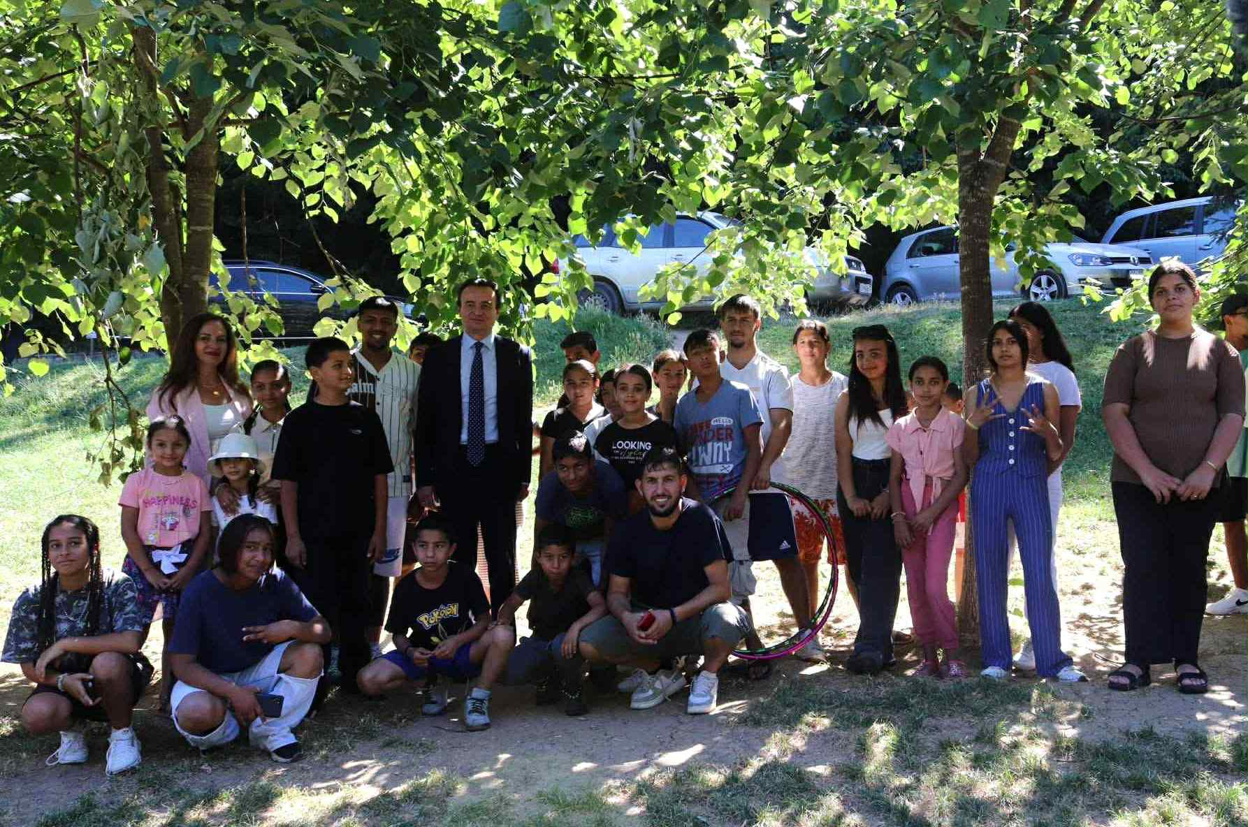 Kryeministri Kurti dhe ministrja Nagavci vizituan kampin edukativ pesëditor me fëmijë të komunitetit rom, ashkali dhe egjiptian