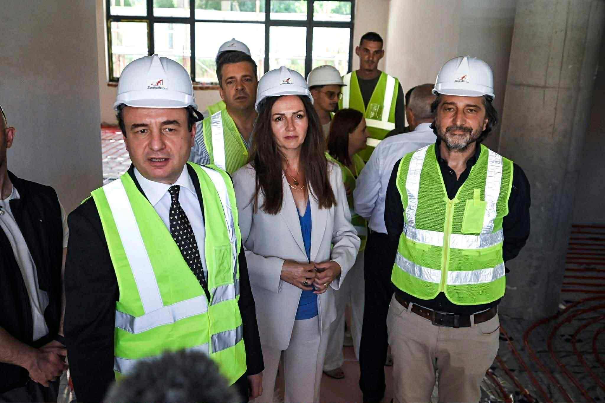Kryeministri Kurti dhe ministrja Nagavci vizituan punimet në dy objekte arsimore në ndërtim në Prishtinë