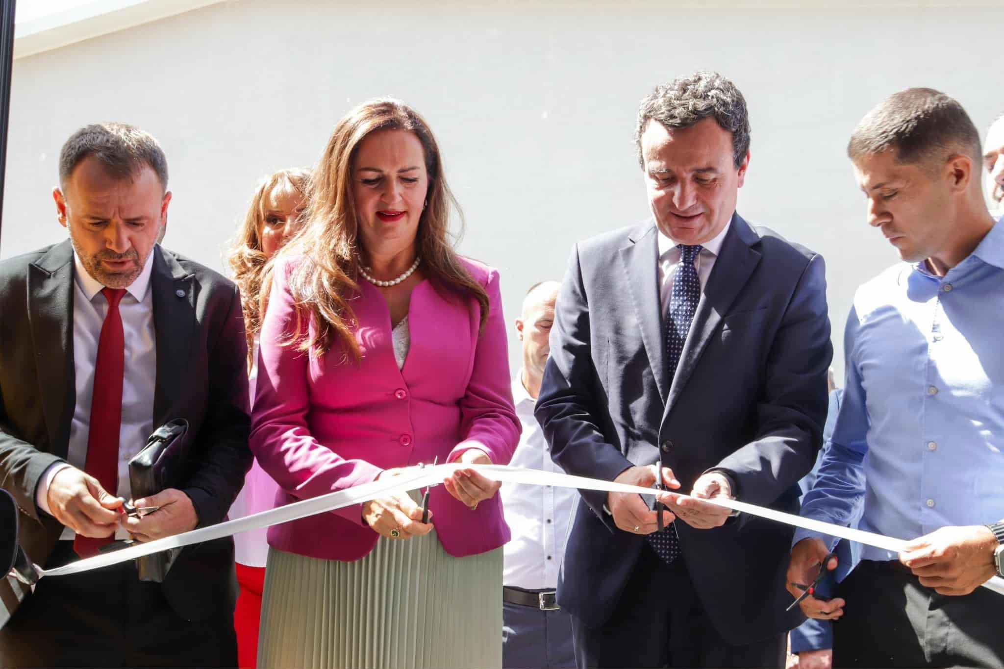 Kryeministri Kurti dhe Ministrja Nagavci kanë bërë inaugurimin e çerdhes së re dhe kanë vendosur gurthemelin e shkollës në Fushë Kosovë