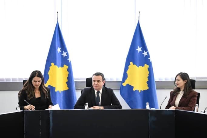 Premijer Kurti i ministarka Nagavci primili studente korisnike stipendijskih šema